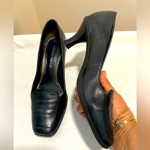 Antonio Melani, Navy leather pumps, size 7.5